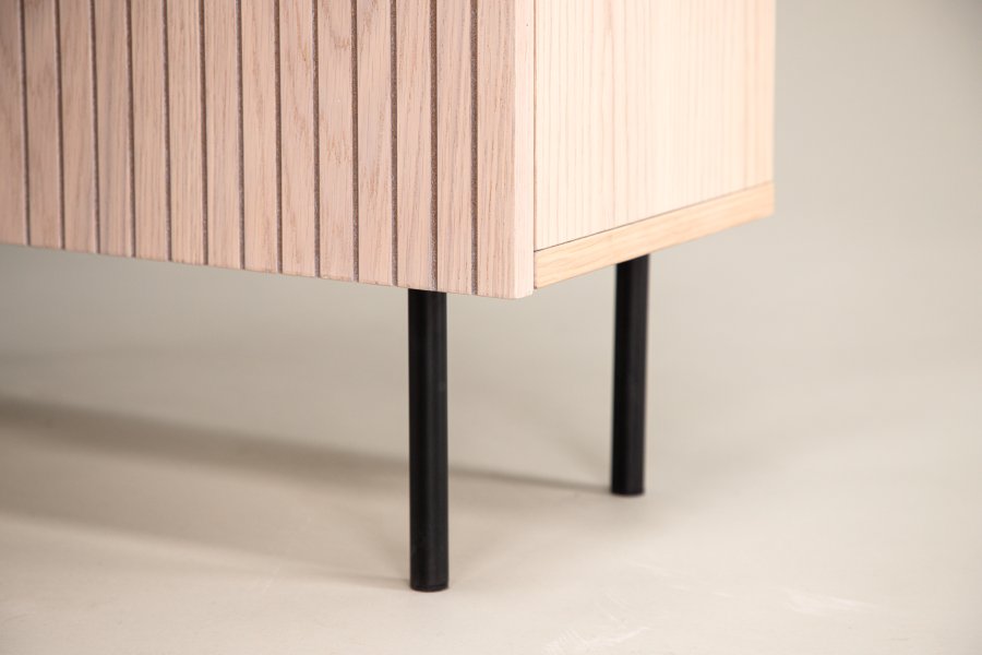 VIND KOLLEKSJON Bjrkn Hyskap, m. 2 drer og 3 hyller - hvitkalket finer og sort stl