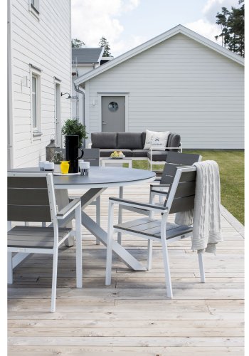 VENTURE DESIGN Levels hagestol, med armlener - gr i tre og hvit aluminium