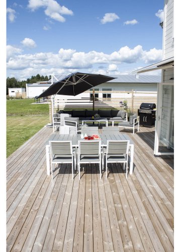 VENTURE DESIGN Levels hagestol, med armlener - gr i tre og hvit aluminium