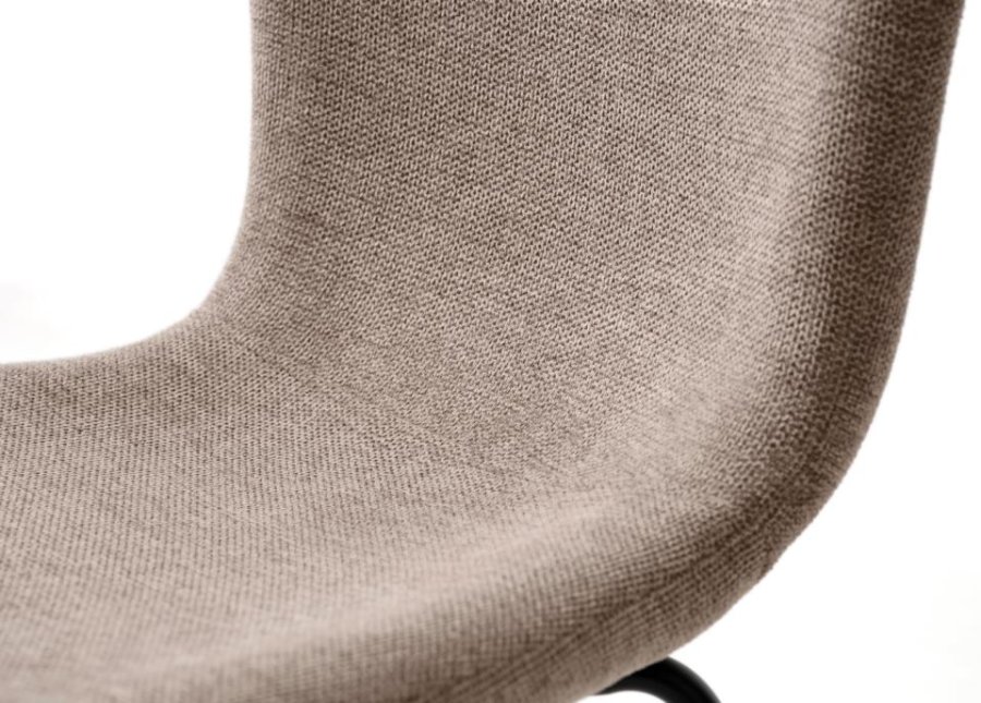 Delta spisebordstol - ekte stoff og svarte ben