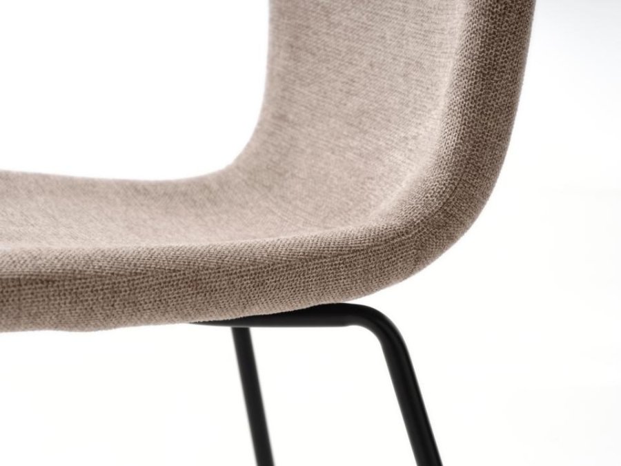 Delta spisebordstol - ekte stoff og svarte ben