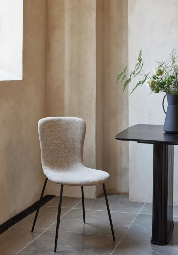 Delta spisebordstol - ekte stoff og svarte ben