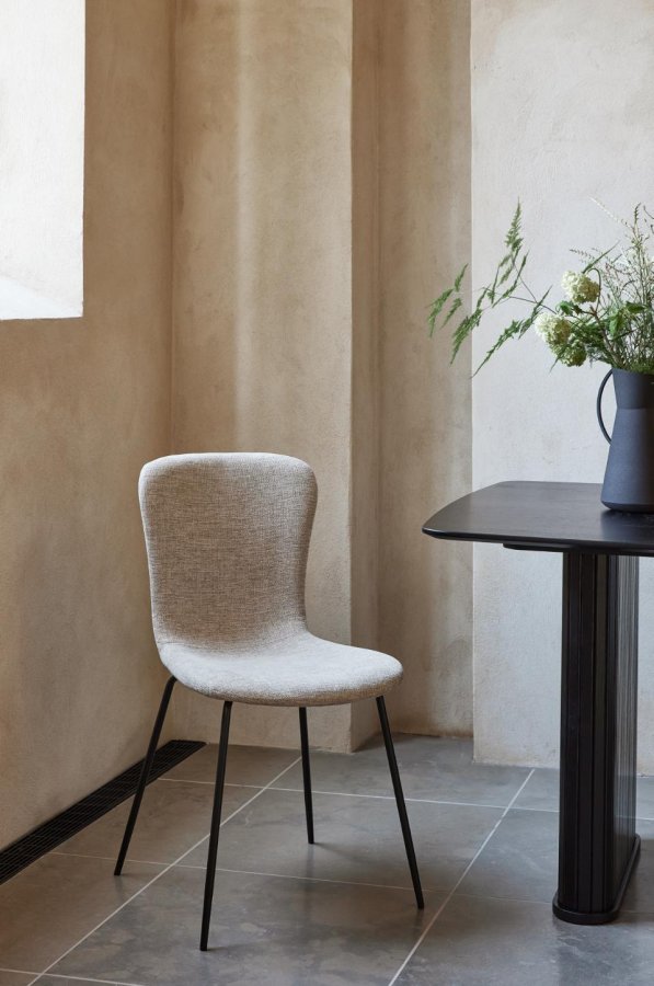 Delta spisebordstol - ekte stoff og svarte ben