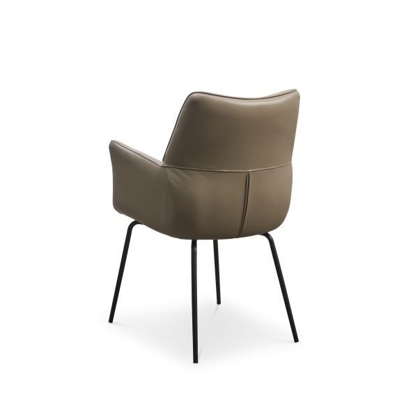 Lily spisestuestol, med armlener - nougatskinn og svarte ben