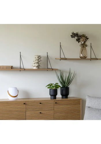 HOUSE NORDIC Chiba vegghylle, rektangulr - naturlig melamin og svart stl (120x29 cm)