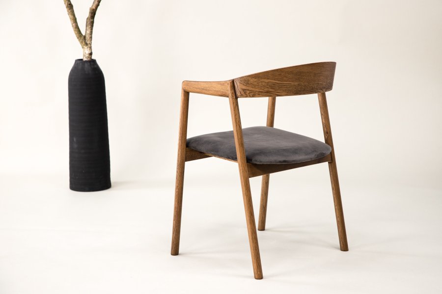 VINNSAMLING Lngön spisestuestol, m. armlener - gr flyel og brun eik