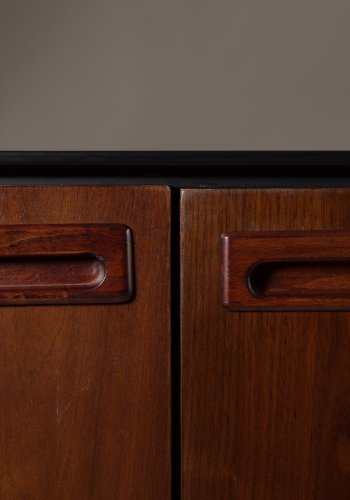 DUTCHBONE Juju Sideboard, hoch, mit 3 Türen und 3 Regalen – braunes Walnussfurnier/Eschenholz und schwarzes Furnier