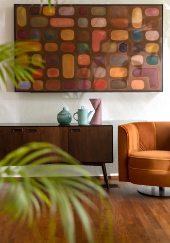 DUTCHBONE Juju Sideboard, hoch, mit 3 Türen und 3 Regalen – braunes Walnussfurnier/Eschenholz und schwarzes Furnier