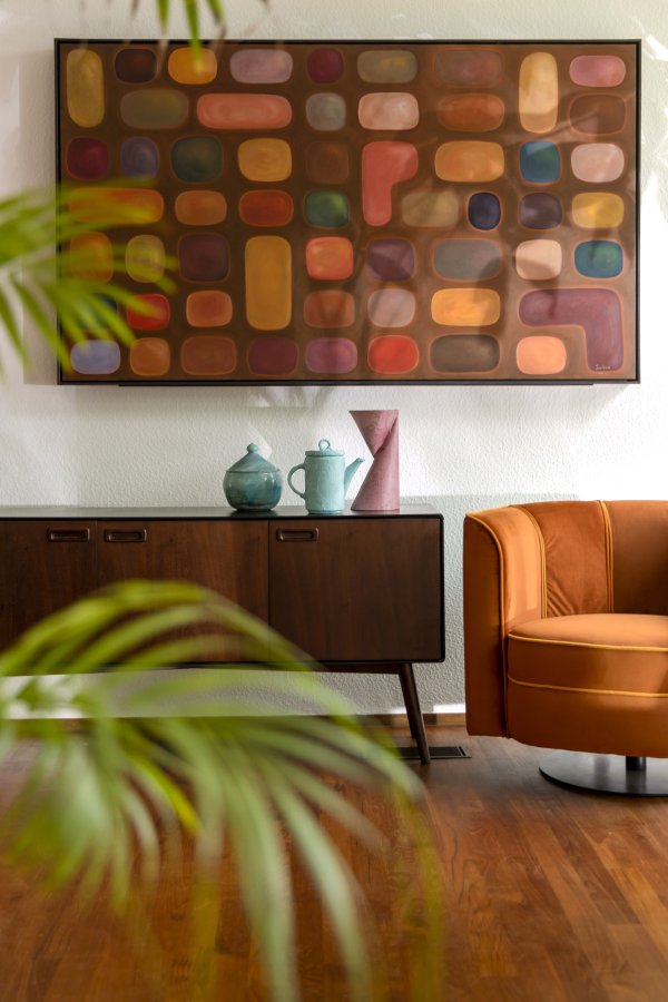 DUTCHBONE Juju Sideboard, hoch, mit 3 Türen und 3 Regalen – braunes Walnussfurnier/Eschenholz und schwarzes Furnier