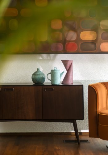 DUTCHBONE Juju Sideboard, hoch, mit 3 Türen und 3 Regalen – braunes Walnussfurnier/Eschenholz und schwarzes Furnier