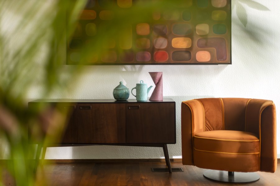 DUTCHBONE Juju Sideboard, hoch, mit 3 Türen und 3 Regalen – braunes Walnussfurnier/Eschenholz und schwarzes Furnier