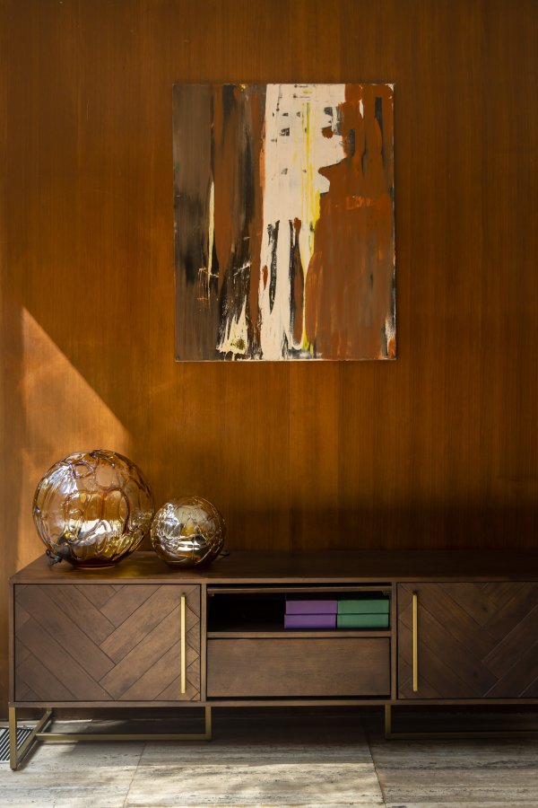 DUTCHBONE Klasse skjenk, lav, m. 4 drer og 2 hyller - brun fiskebein MDF og gull stl