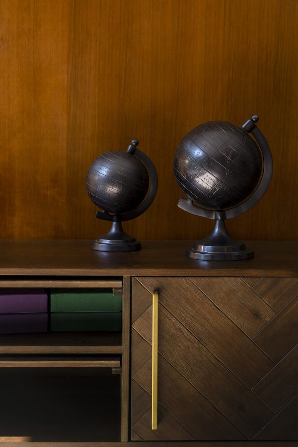 DUTCHBONE Klasse skjenk, lav, m. 4 drer og 2 hyller - brun fiskebein MDF og gull stl