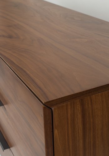 ZUIVER Travis skjenk, m. 2 drer og 3 skuffer - brun valntt finish og stl