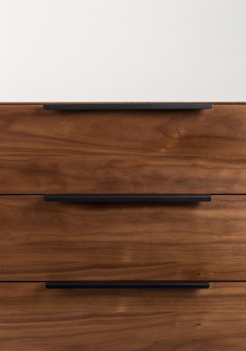 ZUIVER Travis skjenk, m. 2 drer og 3 skuffer - brun valntt finish og stl