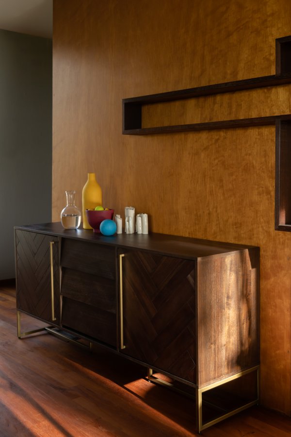 DUTCHBONE Klasse skjenk, hy, m. 2 drer, 2 hyller og 3 skuffer - brunt fiskebeintre og gullstl