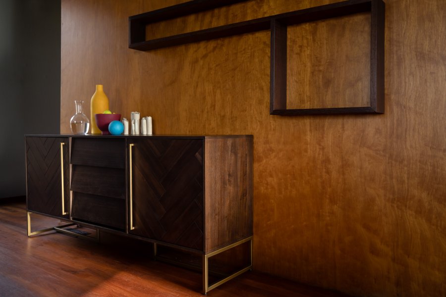 DUTCHBONE Klasse skjenk, hy, m. 2 drer, 2 hyller og 3 skuffer - brunt fiskebeintre og gullstl