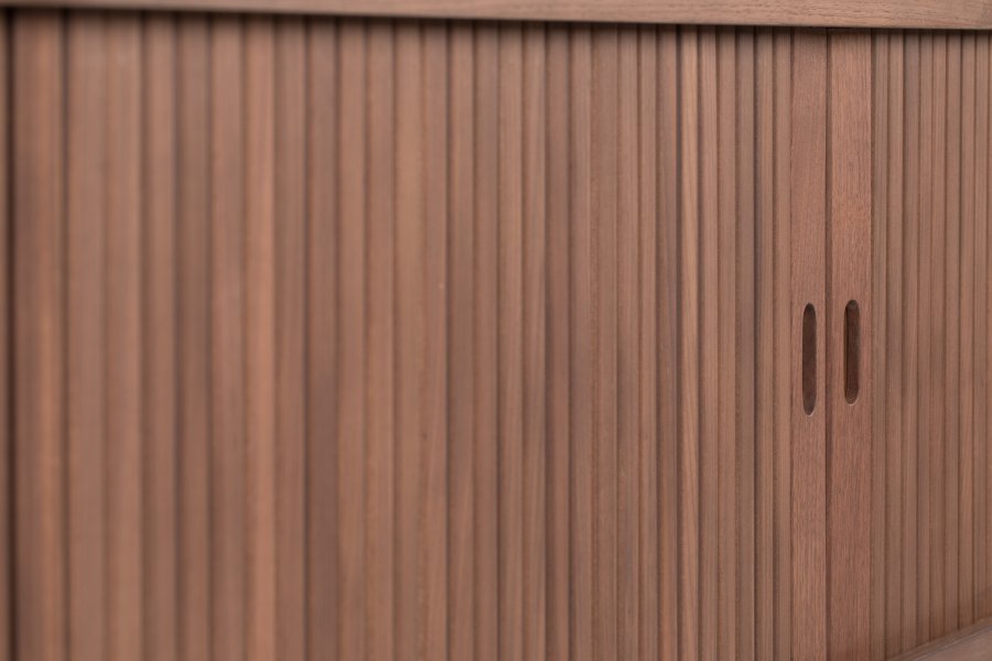 ZUIVER Barbier TV-bord, m. 2 skyvedrer - brun valnttfiner og gummitre (120x40)