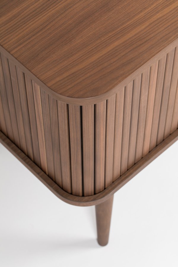 ZUIVER Barbier TV-bord, m. 2 skyvedrer - brun valnttfiner og gummitre (120x40)