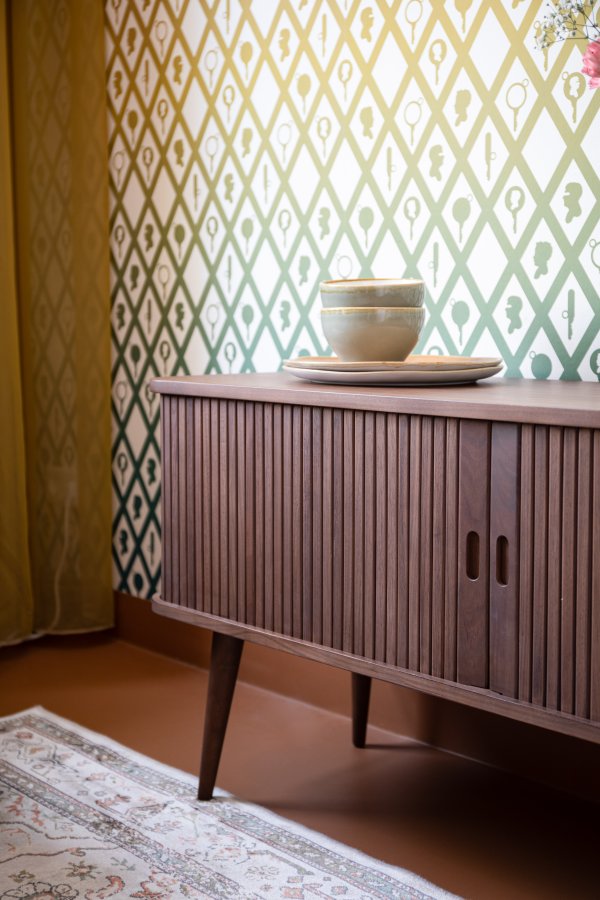 ZUIVER Barbier TV-bord, m. 2 skyvedrer - brun valnttfiner og gummitre (120x40)