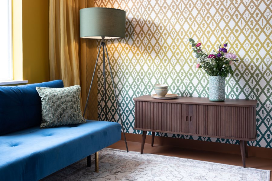 ZUIVER Barbier TV-bord, m. 2 skyvedrer - brun valnttfiner og gummitre (120x40)