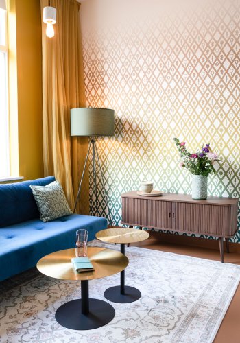 ZUIVER Barbier TV-bord, m. 2 skyvedrer - brun valnttfiner og gummitre (120x40)