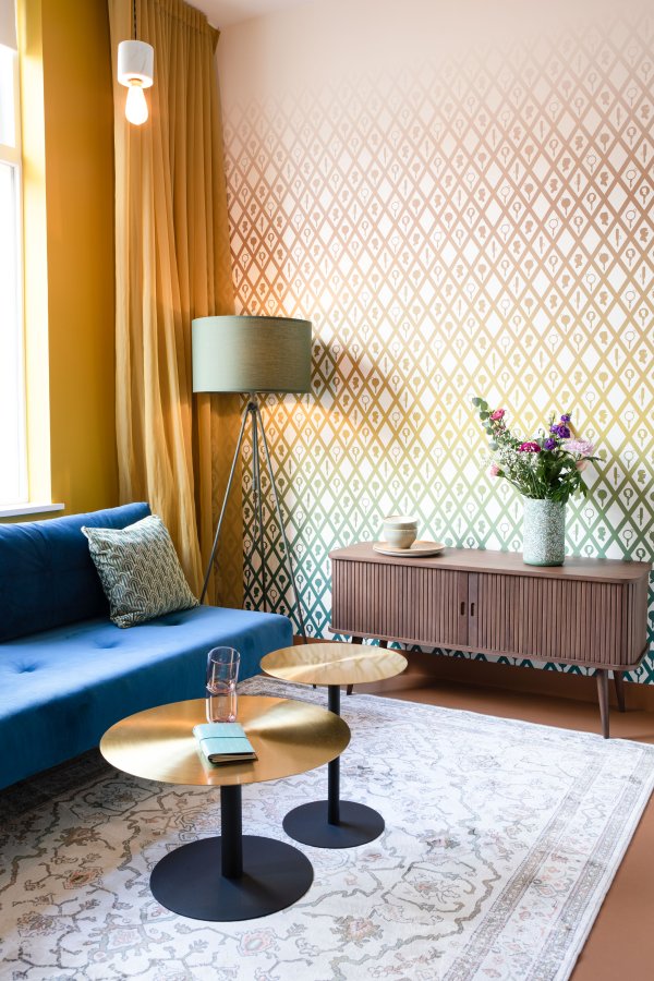 ZUIVER Barbier TV-bord, m. 2 skyvedrer - brun valnttfiner og gummitre (120x40)