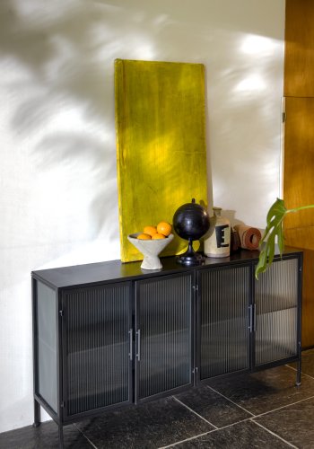 DUTCHBONE Boli skjenk, lav, m. 4 drer og 2 hyller - glass og sort jern