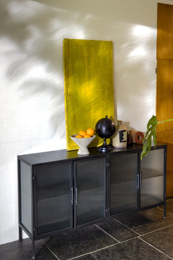 DUTCHBONE Boli skjenk, lav, m. 4 drer og 2 hyller - glass og sort jern