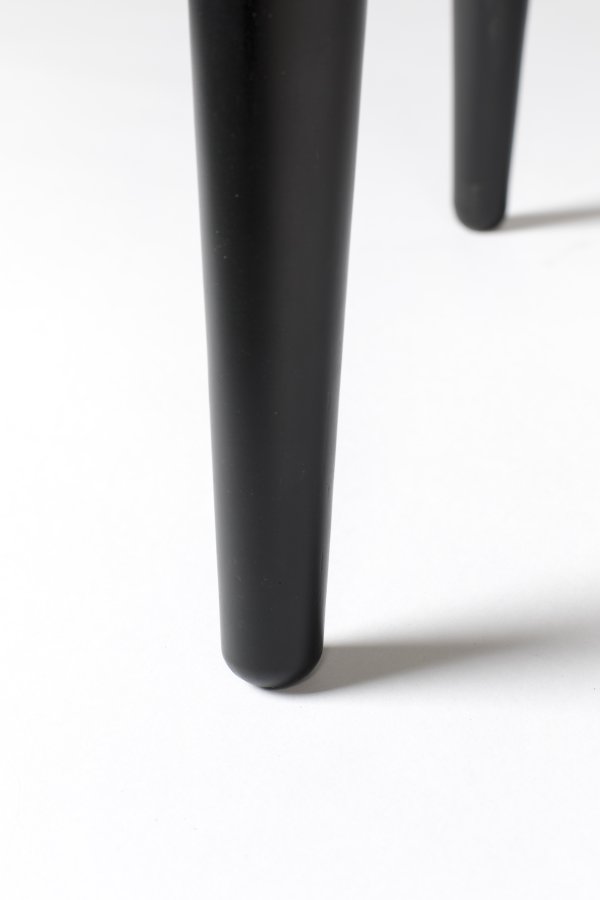 ZUIVER Barbier TV-bord, m. 2 skyvedrer - svart eikefiner og gummitre (120x40)