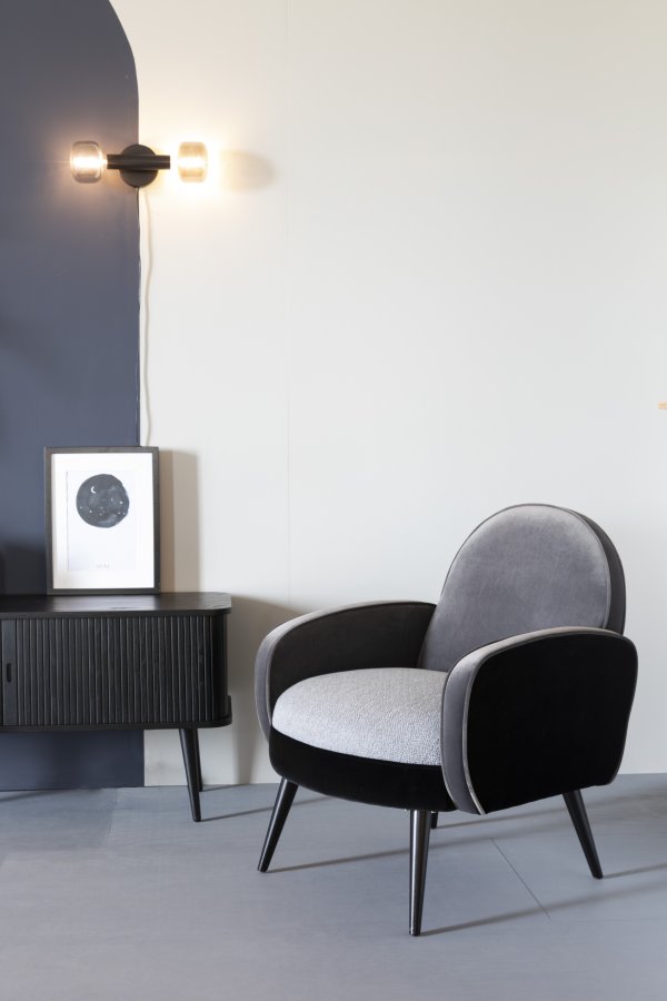 ZUIVER Barbier TV-bord, m. 2 skyvedrer - svart eikefiner og gummitre (120x40)