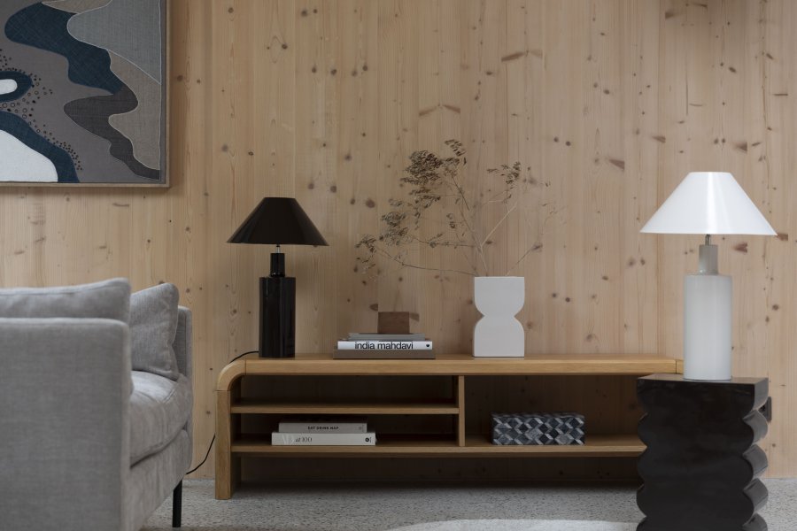 ZUIVER Brave skjenk, med hyller - brun eikefiner