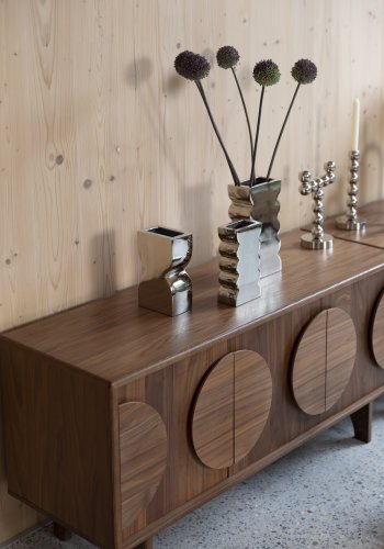 ZUIVER Groove skjenk, m. 3 drer - brun valntt finish og ask