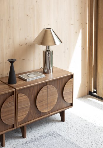 ZUIVER Groove skjenk, m. 2 drer - brun valntt finish og ask