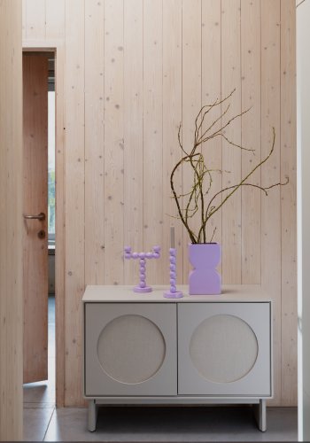 ZUIVER Twin skjenk, med 2 drer og 2 hyller - grtt stoff og akasietre