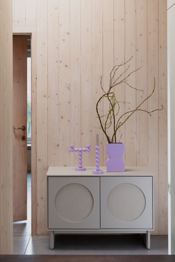 ZUIVER Twin skjenk, med 2 drer og 2 hyller - grtt stoff og akasietre