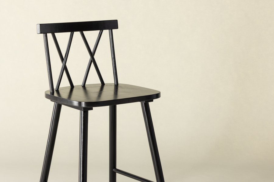 VIND KOLLEKTION Mollstrm barstol, m. rygln og fodsttte - sort gummitr