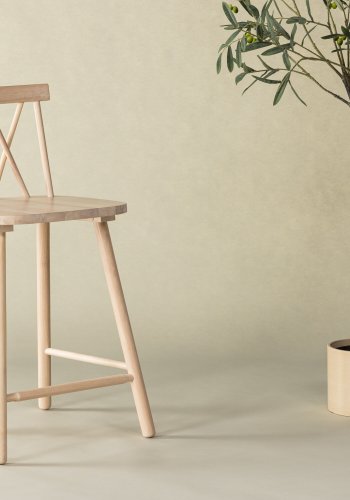 VINNSAMLING Mollöström barstol, m. rygg og fotsttte - hvitkalket gummitre