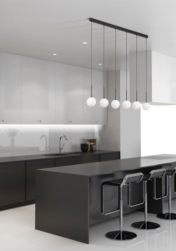 TK Martin taklampe, m. 6 skjermer - hvitt glass og sort metall