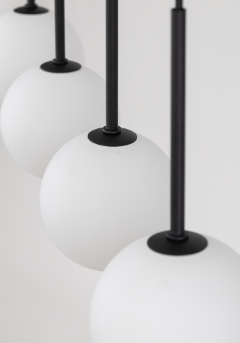 TK Martin taklampe, m. 6 skjermer - hvitt glass og sort metall