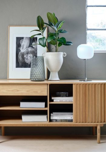 Carno skjenk, med 2 skyvedrer, 2 hyller og 1 skuff - naturlig eik