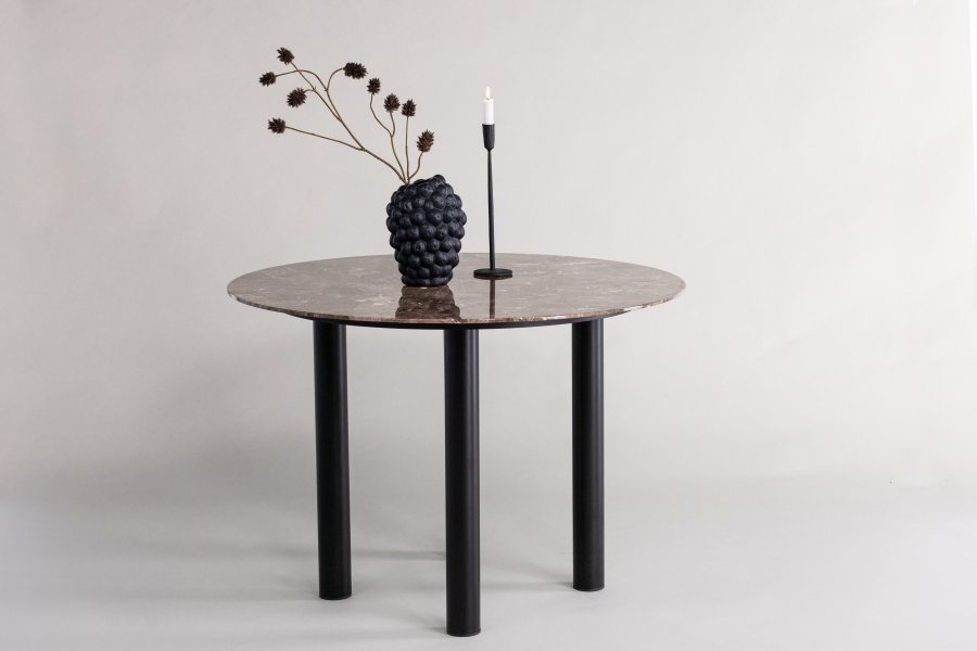 VIND KOLLEKSJON Havstone spisebord, rundt - glass med brunt marmormnster og sort metall (106)