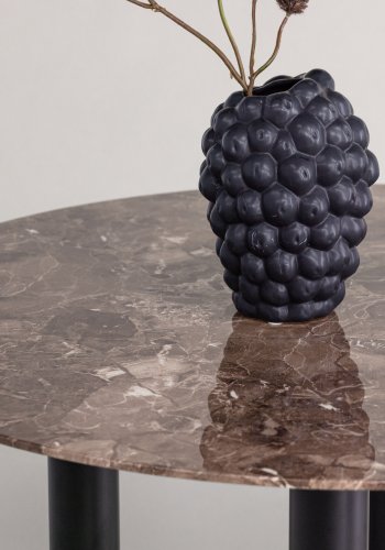 VIND KOLLEKSJON Havstone spisebord, rundt - glass med brunt marmormnster og sort metall (106)