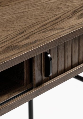 Nola skrivebord, m. 2 skydel�ger - r�gfarvet egetr�sfin�r og sort metal (60x120)