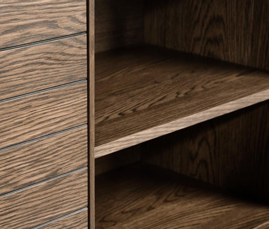 Modica-Schrank mit 2 Türen und Regalen – rauchfarbenes Eichenfurnier und schwarzes Metall