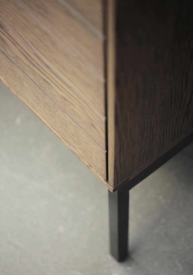 Modica-Schrank mit 2 Türen und Regalen – rauchfarbenes Eichenfurnier und schwarzes Metall