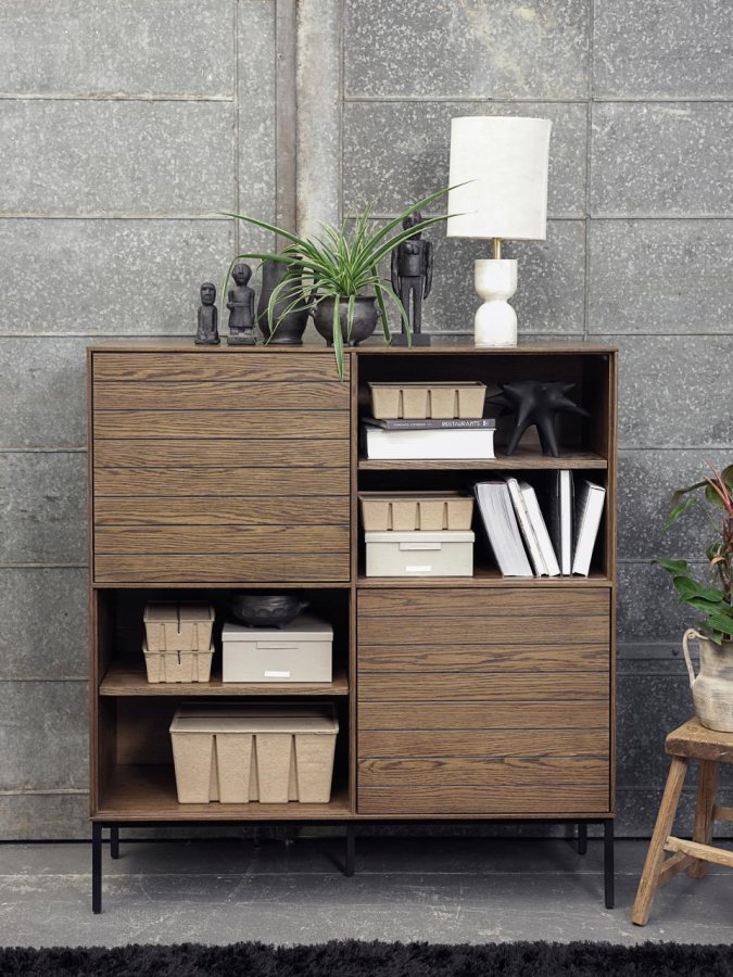 Modica-Schrank mit 2 Türen und Regalen – rauchfarbenes Eichenfurnier und schwarzes Metall