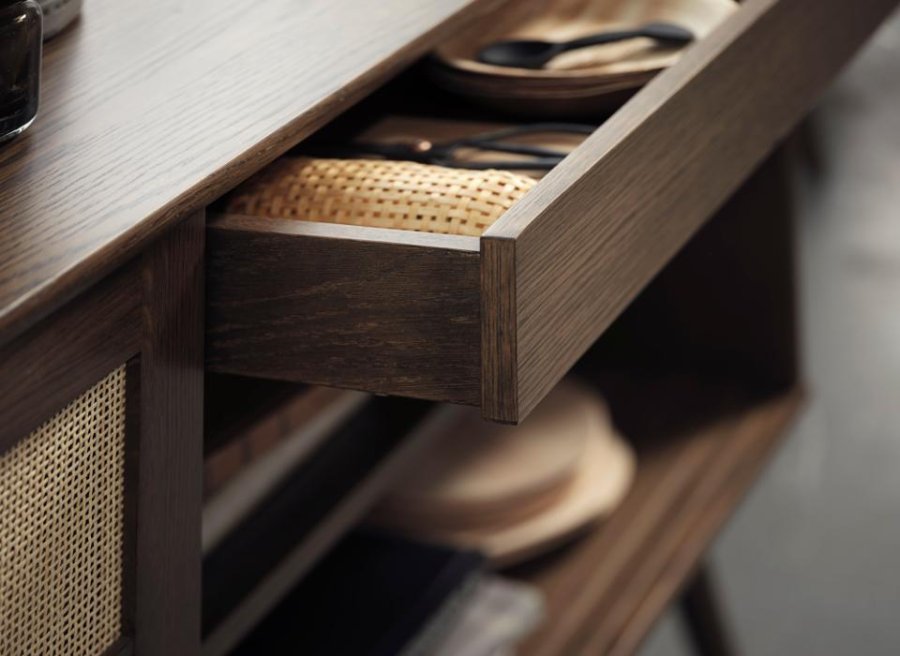 Barrali Sideboard mit 2 Schiebetüren und 1 Schublade – Rattan und geräucherte Eiche