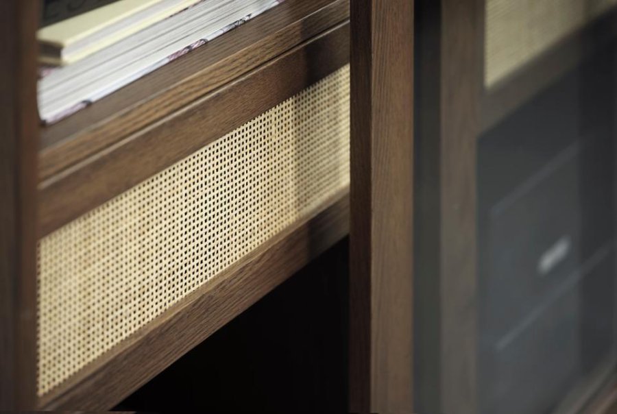 Barrali Vitrine mit 2 Glastüren und 2 Schubladen – Rattan und geräucherte Eiche (H:160)