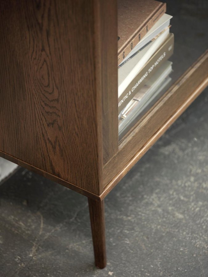 Barrali Vitrine mit 2 Glastüren und 2 Schubladen – Rattan und geräucherte Eiche (H:160)